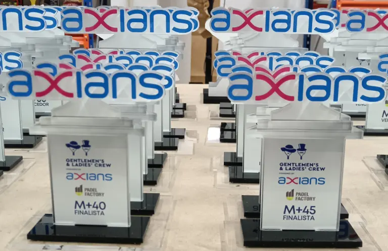 Custos e benefícios dos prémios em acrílico e plástico reciclados