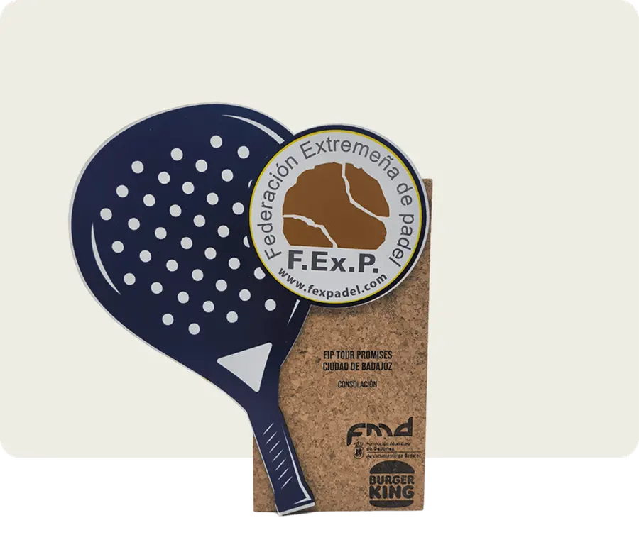 Troféu TTP101: Cortiça 40mm com gravação a laser+ madeira 3mm com impressão
