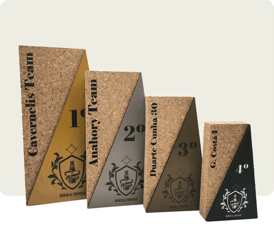 Troféu TTP107: Cortiça 20mm com gravação a laser + madeira 3mm com impressão