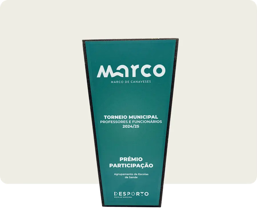 Troféu TTP116: Plastico reciclado 25mm + madeira 3mm com impressão