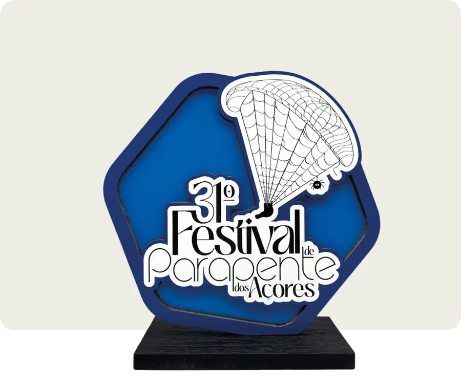 Troféu TTP124: Acrilico azul 3mm + madeira 5mm com impressão + base madeira 10mm