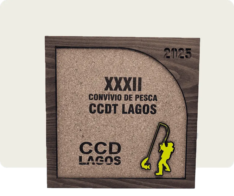 Troféu TTS201: Cortiça 25mm com gravação a laser + madeira escura 3mm + madeira 3mm com velatura