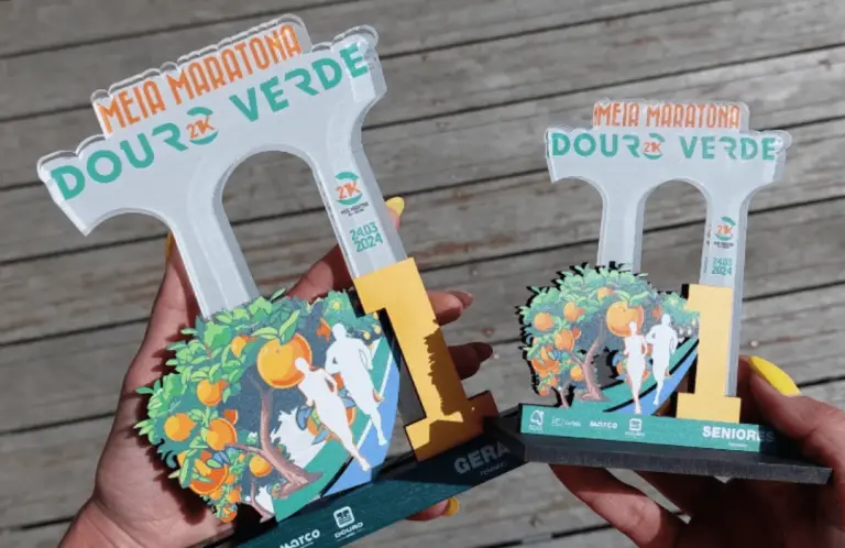 7 vantagens das medalhas e troféus de acrílico e plástico reciclados