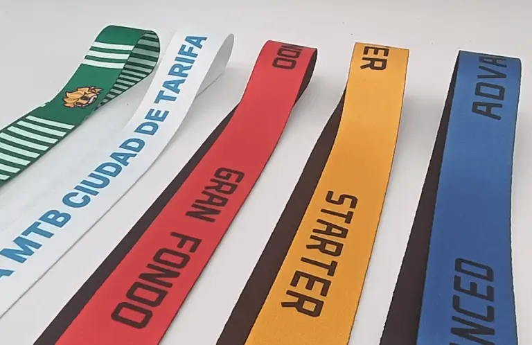 As fitas lanyard personalizadas: vantagens e impacto