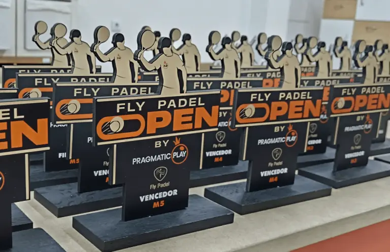 4 vantagens das medalhas e troféus em madeira