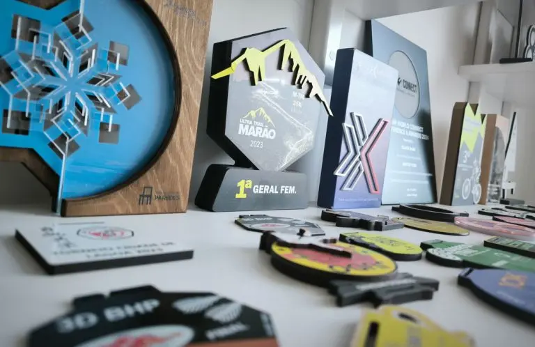 Medalhas e troféus para trail e corrida