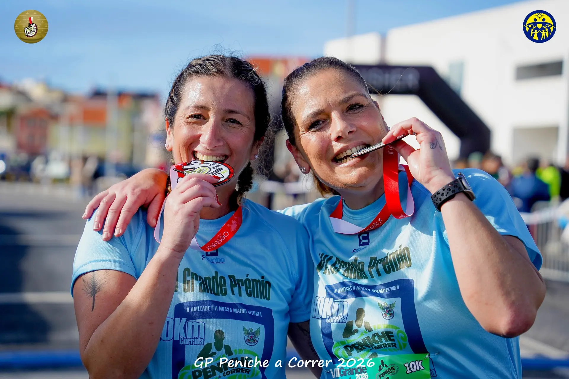 Atletas a morder a medalha TRIBUTUS no GP Peniche a Correr 2026